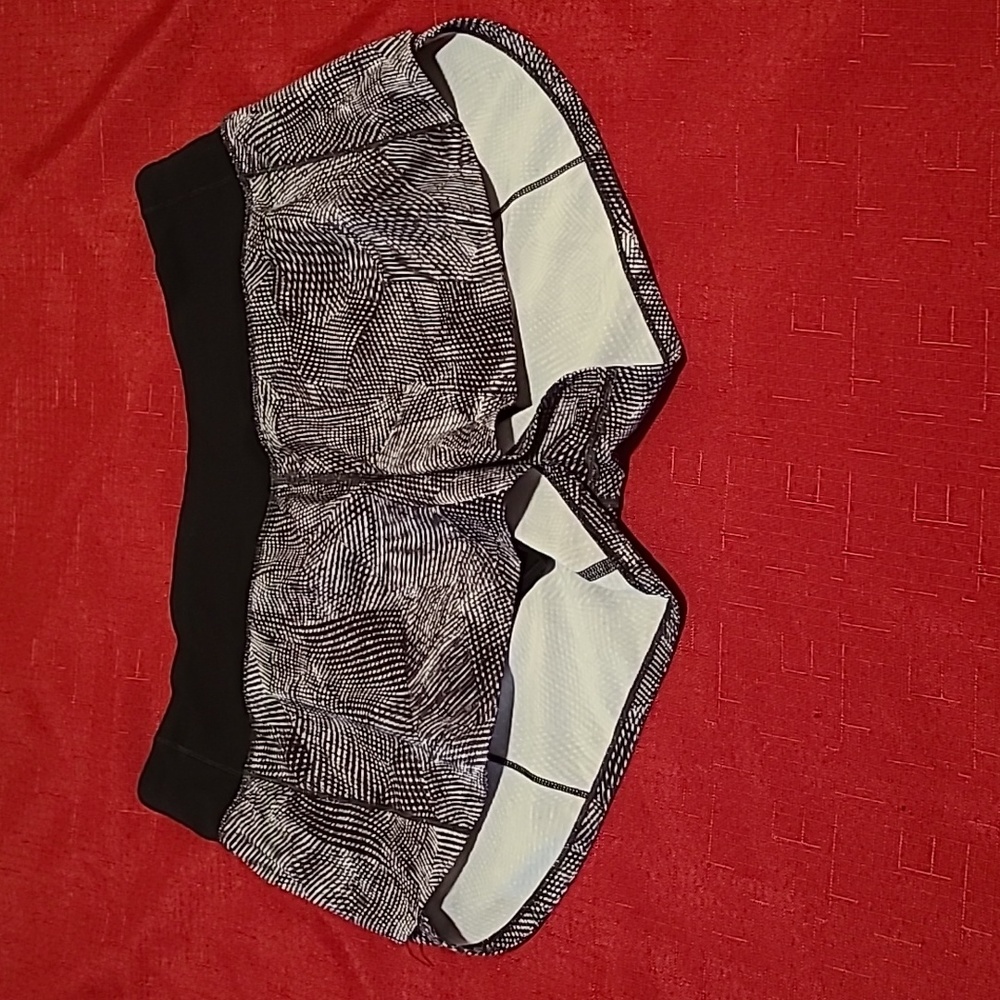 Lululemon Atletica Active Short, Color Gray and Black ⚫️ Size 6 😀😍
